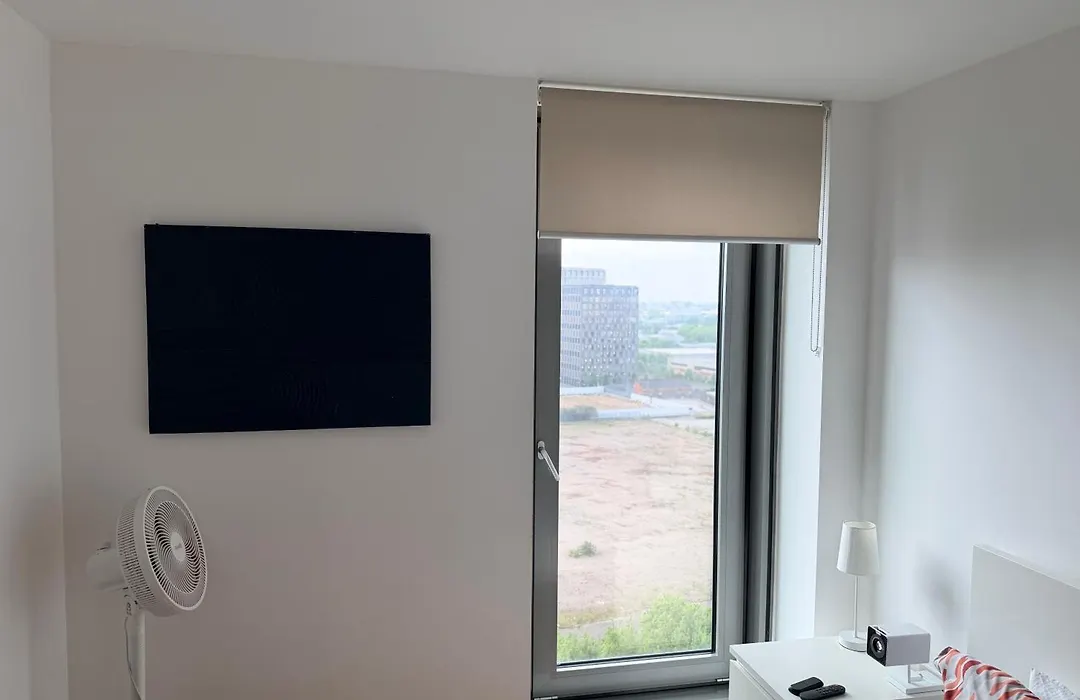 The Urban Escape In Media City - A Private Room And Bathroom In A Shared Apartment-1